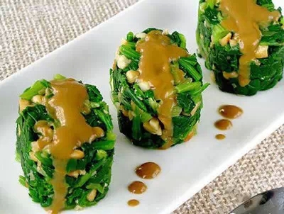 -【芝麻酱拌菠菜】- 【主料】：菠菜100克 辅料：白芝麻10克 调料：酱油5克 【做法】： 1、菠菜洗净，在淡盐水中氽水，沥干，待用； 2、将氽水后的菠菜切成4厘米长的小段； 3、菠菜内拌入鸡汤和酱油； 4、再撒上白芝麻，拌匀，装盘即可。 注：本品需鸡汤约10毫升，如果没有鸡汤，清水也可。