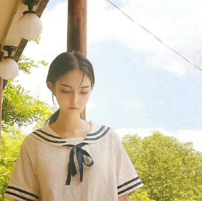 女头：你噙着一枝玫瑰来 背着一身荆棘去 来时眸中藏星芒 去时眼里满珠黄