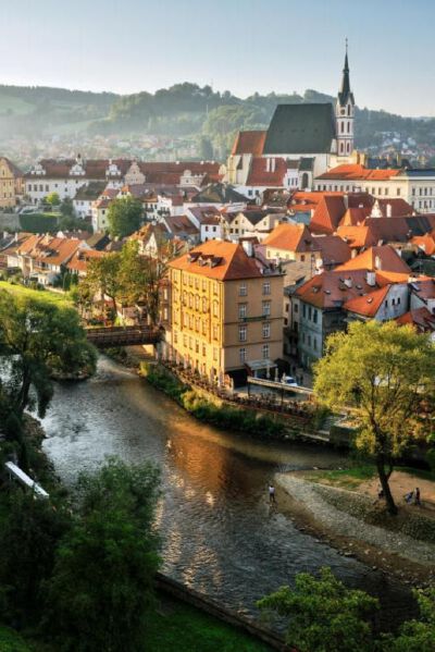 Český Krumlov, Czech Republic。捷克克鲁姆洛夫，位于南波西米亚的迷人小镇克鲁姆洛夫是世界上最美的几座城市之一。它被宽阔蜿蜒的伏尔塔瓦(Vltava)河环抱着，在河谷的对岸以城堡为中心的中世纪的城市一望无边，令…