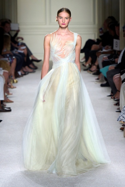 Marchesa Spring 2016 Ready to Wear 。玛切萨2016纽约时装周高级成衣系列。本季运用花朵的元素，黑色的镂空轻纱配紧绷的丝带诠释一种阴郁却又唯美的氛围。大片花朵的装饰更是代表了女性浪漫轻柔的气质，层层包裹身…