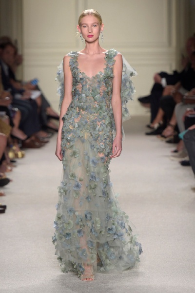 Marchesa Spring 2016 Ready to Wear 。玛切萨2016纽约时装周高级成衣系列。本季运用花朵的元素，黑色的镂空轻纱配紧绷的丝带诠释一种阴郁却又唯美的氛围。大片花朵的装饰更是代表了女性浪漫轻柔的气质，层层包裹身…
