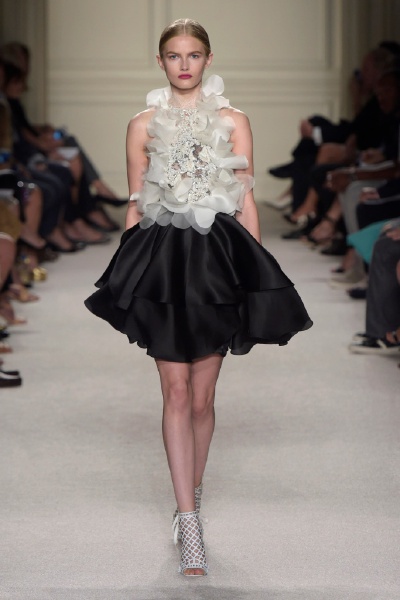 Marchesa Spring 2016 Ready to Wear 。玛切萨2016纽约时装周高级成衣系列。本季运用花朵的元素，黑色的镂空轻纱配紧绷的丝带诠释一种阴郁却又唯美的氛围。大片花朵的装饰更是代表了女性浪漫轻柔的气质，层层包裹身…