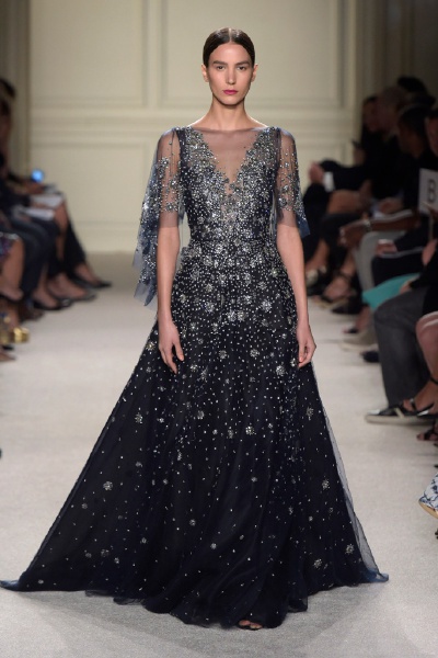 Marchesa Spring 2016 Ready to Wear 。玛切萨2016纽约时装周高级成衣系列。本季运用花朵的元素，黑色的镂空轻纱配紧绷的丝带诠释一种阴郁却又唯美的氛围。大片花朵的装饰更是代表了女性浪漫轻柔的气质，层层包裹身…