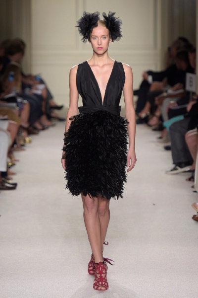 Marchesa Spring 2016 Ready to Wear 。玛切萨2016纽约时装周高级成衣系列。本季运用花朵的元素，黑色的镂空轻纱配紧绷的丝带诠释一种阴郁却又唯美的氛围。大片花朵的装饰更是代表了女性浪漫轻柔的气质，层层包裹身…