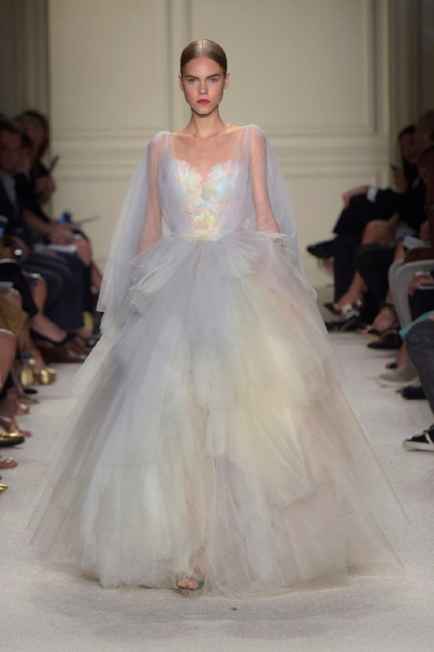 Marchesa Spring 2016 Ready to Wear 。玛切萨2016纽约时装周高级成衣系列。本季运用花朵的元素，黑色的镂空轻纱配紧绷的丝带诠释一种阴郁却又唯美的氛围。大片花朵的装饰更是代表了女性浪漫轻柔的气质，层层包裹身…