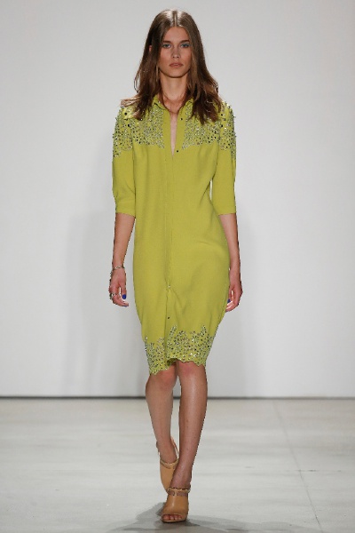 Jenny Packham Spring 2016 RTW。珍妮·帕克汉2016春夏纽约时装周高级成衣发布。本季Packham的灵感来源于摇滚音乐传奇人物，他们冲破性别的局限，毫不顾忌的展现自己个性中“女性化”的一面。许是给人留下的一贯印象…