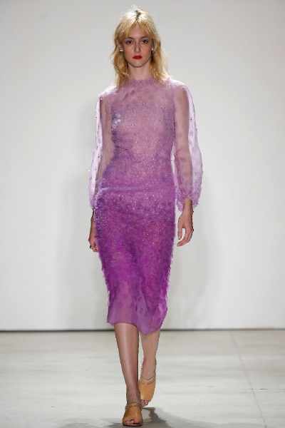 Jenny Packham Spring 2016 RTW。珍妮·帕克汉2016春夏纽约时装周高级成衣发布。本季Packham的灵感来源于摇滚音乐传奇人物，他们冲破性别的局限，毫不顾忌的展现自己个性中“女性化”的一面。许是给人留下的一贯印象…