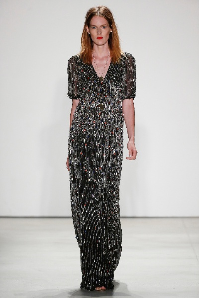 Jenny Packham Spring 2016 RTW。珍妮·帕克汉2016春夏纽约时装周高级成衣发布。本季Packham的灵感来源于摇滚音乐传奇人物，他们冲破性别的局限，毫不顾忌的展现自己个性中“女性化”的一面。许是给人留下的一贯印象…