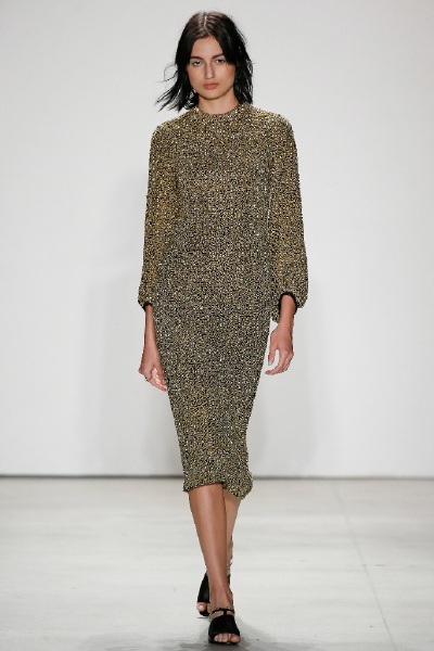 Jenny Packham Spring 2016 RTW。珍妮·帕克汉2016春夏纽约时装周高级成衣发布。本季Packham的灵感来源于摇滚音乐传奇人物，他们冲破性别的局限，毫不顾忌的展现自己个性中“女性化”的一面。许是给人留下的一贯印象…