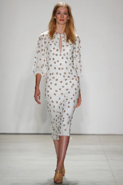 Jenny Packham Spring 2016 RTW。珍妮·帕克汉2016春夏纽约时装周高级成衣发布。本季Packham的灵感来源于摇滚音乐传奇人物，他们冲破性别的局限，毫不顾忌的展现自己个性中“女性化”的一面。许是给人留下的一贯印象…