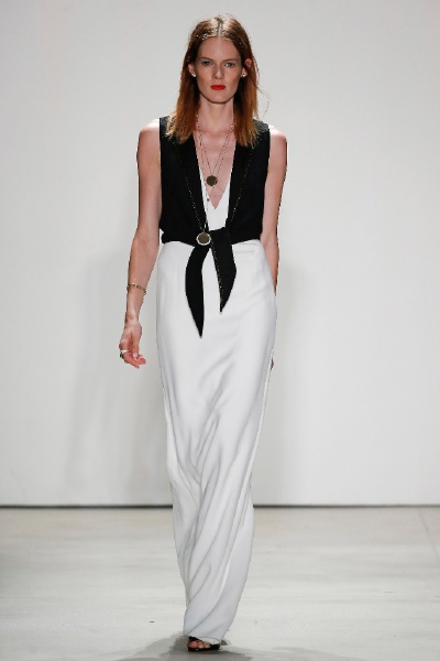 Jenny Packham Spring 2016 RTW。珍妮·帕克汉2016春夏纽约时装周高级成衣发布。本季Packham的灵感来源于摇滚音乐传奇人物，他们冲破性别的局限，毫不顾忌的展现自己个性中“女性化”的一面。许是给人留下的一贯印象…