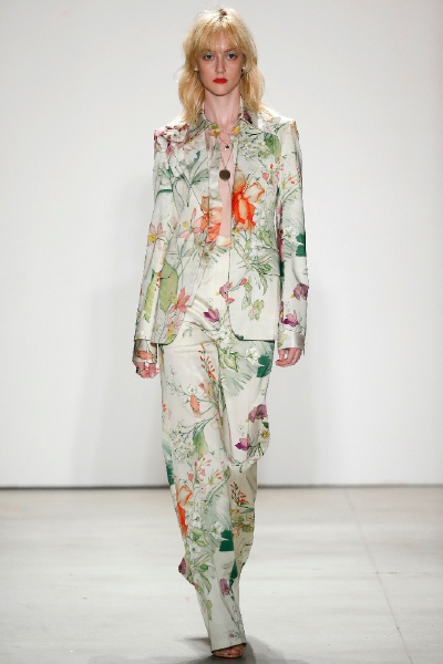 Jenny Packham Spring 2016 RTW。珍妮·帕克汉2016春夏纽约时装周高级成衣发布。本季Packham的灵感来源于摇滚音乐传奇人物，他们冲破性别的局限，毫不顾忌的展现自己个性中“女性化”的一面。许是给人留下的一贯印象…