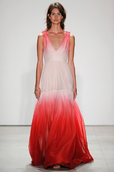 Jenny Packham Spring 2016 RTW。珍妮·帕克汉2016春夏纽约时装周高级成衣发布。本季Packham的灵感来源于摇滚音乐传奇人物，他们冲破性别的局限，毫不顾忌的展现自己个性中“女性化”的一面。许是给人留下的一贯印象…