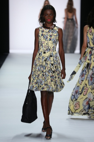 Badgley Mischka Spring 2016 RTW。巴吉利·米诗卡2016春夏纽约时装周高级成衣发布。从阳光肌到腮红色调，再到蝴蝶和植物，这些是布宜诺斯艾利斯的写照，如那些梦幻般的旅游手册一样。理想但从不媚俗，设计师们全情地…