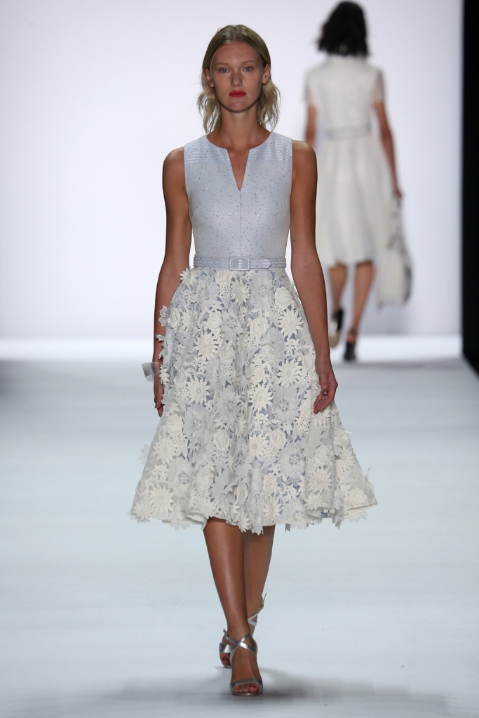 Badgley Mischka Spring 2016 RTW。巴吉利·米诗卡2016春夏纽约时装周高级成衣发布。从阳光肌到腮红色调，再到蝴蝶和植物，这些是布宜诺斯艾利斯的写照，如那些梦幻般的旅游手册一样。理想但从不媚俗，设计师们全情地拥抱着简约的设计理念，并将它融入了品牌的经典造型中。“在白天漂亮地定制，在晚上优雅和性感地展示”，Mischka把时装放入了后台。