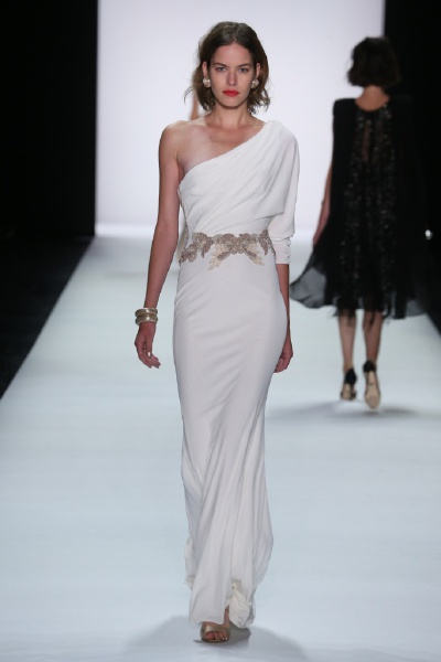 Badgley Mischka Spring 2016 RTW。巴吉利·米诗卡2016春夏纽约时装周高级成衣发布。从阳光肌到腮红色调，再到蝴蝶和植物，这些是布宜诺斯艾利斯的写照，如那些梦幻般的旅游手册一样。理想但从不媚俗，设计师们全情地…
