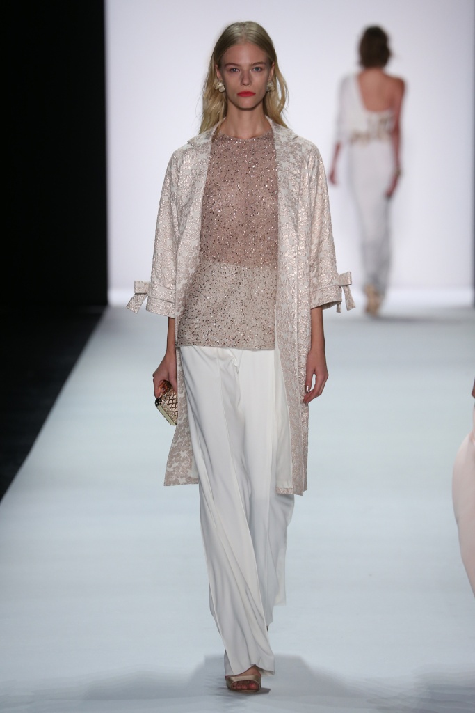Badgley Mischka Spring 2016 RTW。巴吉利·米诗卡2016春夏纽约时装周高级成衣发布。从阳光肌到腮红色调，再到蝴蝶和植物，这些是布宜诺斯艾利斯的写照，如那些梦幻般的旅游手册一样。理想但从不媚俗，设计师们全情地拥抱着简约的设计理念，并将它融入了品牌的经典造型中。“在白天漂亮地定制，在晚上优雅和性感地展示”，Mischka把时装放入了后台。