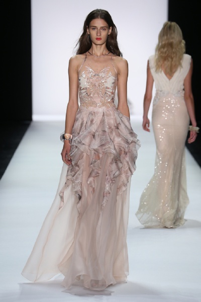 Badgley Mischka Spring 2016 RTW。巴吉利·米诗卡2016春夏纽约时装周高级成衣发布。从阳光肌到腮红色调，再到蝴蝶和植物，这些是布宜诺斯艾利斯的写照，如那些梦幻般的旅游手册一样。理想但从不媚俗，设计师们全情地…