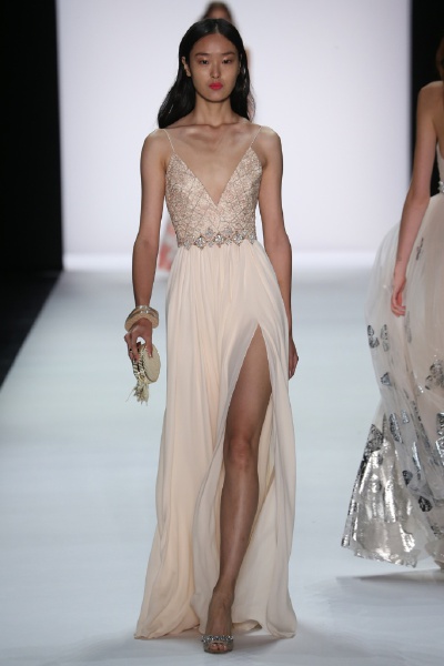 Badgley Mischka Spring 2016 RTW。巴吉利·米诗卡2016春夏纽约时装周高级成衣发布。从阳光肌到腮红色调，再到蝴蝶和植物，这些是布宜诺斯艾利斯的写照，如那些梦幻般的旅游手册一样。理想但从不媚俗，设计师们全情地…