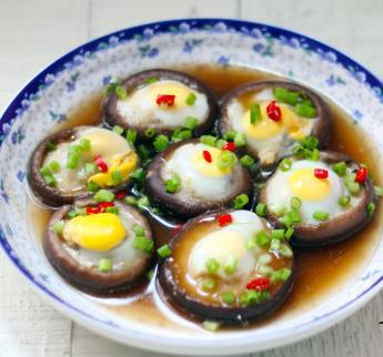 -【香菇酿蛋】- 【材料】：香菇，鹌鹑蛋，小葱，小红椒，盐，味极鲜酱油，鸡精，淀粉 【做法】： 1、香菇去根，向下泡在淡盐水中15分钟以上。 2、泡过水的香菇，清洗干净，面冲上放在盘子上。 3、在每个香菇里面打一…