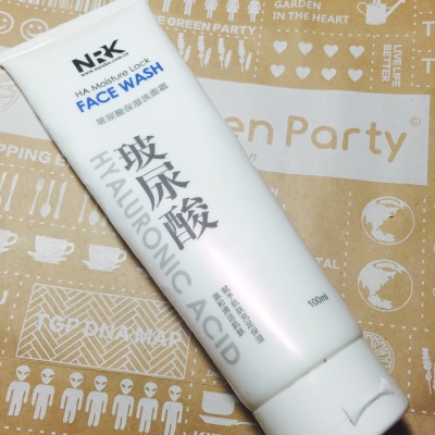 #安利好货#牛尔玻尿酸洗面霜，这个是我洗面奶用完了，新的妈妈还没寄来时候买的临时洗面奶，泡沫比较丰富，我不太喜欢泡沫丰富的感觉，所以现在也还偶尔用用，不会经常用，但这个洗完不会紧绷，有一定的保湿效力，开…