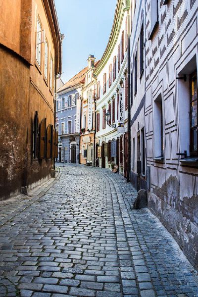 Český Krumlov, Czech Republic。捷克克鲁姆洛夫，位于南波西米亚的迷人小镇克鲁姆洛夫是世界上最美的几座城市之一。它被宽阔蜿蜒的伏尔塔瓦(Vltava)河环抱着，在河谷的对岸以城堡为中心的中世纪的城市一望无边，令…