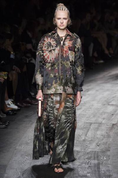 Valentino Spring 2016 RTW。华伦天奴2016春夏巴黎时装周发布。本季创意总监双人组Maria Grazia Chiuri与Pierpaolo Piccioli这次出走罗马，以非洲部落为题材，不管是非洲公主抑或是非洲女战士，新系列皆完美演绎富象…