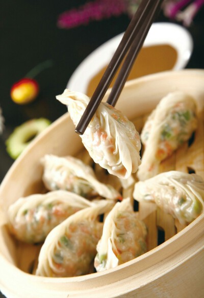 ❁ 『一品蒸饺』 ❁ 面粉和成热水面团待用。小青菜洗净用开水焯过凉水剁成碎末，火腿切成小粒，葱切花，姜切米，鸡蛋炒熟切碎，然后将以上用料放人盆中，加味精、盐、五香粉、香油，搅拌均匀成馅心；将面团搓条…