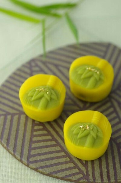 『和风抹茶茶点』 黄油和过筛的糖粉放入容器，充分打发，分次加入水，淡奶油，搅拌均匀；抹茶粉、低筋面粉、泡打粉和肉桂粉过筛后加入，拌匀松弛1小时；取出擀开1.5cm厚，用模具将其压出，摆入烤盘内，在表面均匀刷…