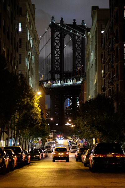 Brooklyn, New York, USA (by Lars Plougmann)。美国纽约市布鲁克林区，位于纽约市西南部，也是纽约州人口最多的区。布鲁克林大部地区街道布局像棋盘那样工整有序;许多街名用数字命名，所以你如果迷了路，找起来也不…
