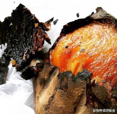【微波炉烤红薯】1、将红薯放在盐水中浸泡1小时以上（原方子浸泡半天，据说会比较松软） 2、取出红薯不用擦干，直接用厨房纸/餐巾纸包裹住，放入微波炉高火叮3分，翻一个面再叮3分钟，用手在直径最大处捏一下，感觉…