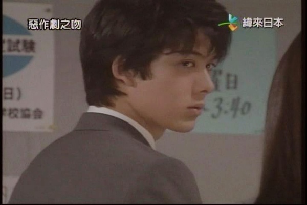  柏原崇，1977年3月16日出生于日本兵库县神户市。日本男演员。1993年，参加第六届“JunonsuperBoy”选拔赛，夺得冠军而出道；1995年，凭借电影《情书》获得第19届日本电影金像奖新人演员奖；1996年，1月主演校园成长剧《白线流》 。4月主演料理电视剧《将太的寿司》。10月主演电视剧《恶作剧之吻》，饰演天才少年“入江直树”一角而为观众所熟知 ；2001年，主演电视剧《巨翼》 ；2002年，因欢“颈肩腕综合症”而暂停演艺事业 ；2013年，友情客串电视剧《一吻定情～Love in TOKYO》。