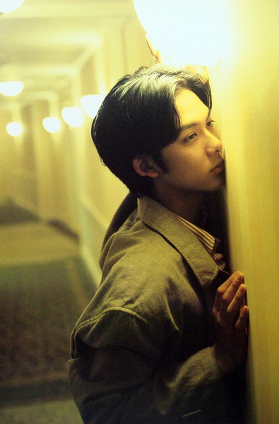  柏原崇，1977年3月16日出生于日本兵库县神户市。日本男演员。1993年，参加第六届“JunonsuperBoy”选拔赛，夺得冠军而出道；1995年，凭借电影《情书》获得第19届日本电影金像奖新人演员奖；1996年，1月主演校园成长剧《白线流》 。4月主演料理电视剧《将太的寿司》。10月主演电视剧《恶作剧之吻》，饰演天才少年“入江直树”一角而为观众所熟知 ；2001年，主演电视剧《巨翼》 ；2002年，因欢“颈肩腕综合症”而暂停演艺事业 ；2013年，友情客串电视剧《一吻定情～Love in TOKYO》。
