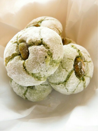 『抹茶腰果饼』
抹茶粉，糖粉，糖胶，慢火煮溶，拌入腰果碎面粉和苏打粉过筛，混合物中拌匀成面团，搓成长条状，用保鲜膜包好，冰箱冷冻15分钟取出，切成0.25厘米厚的薄片，放在烤盘上，预热200度，烤8到10分钟。
丫…