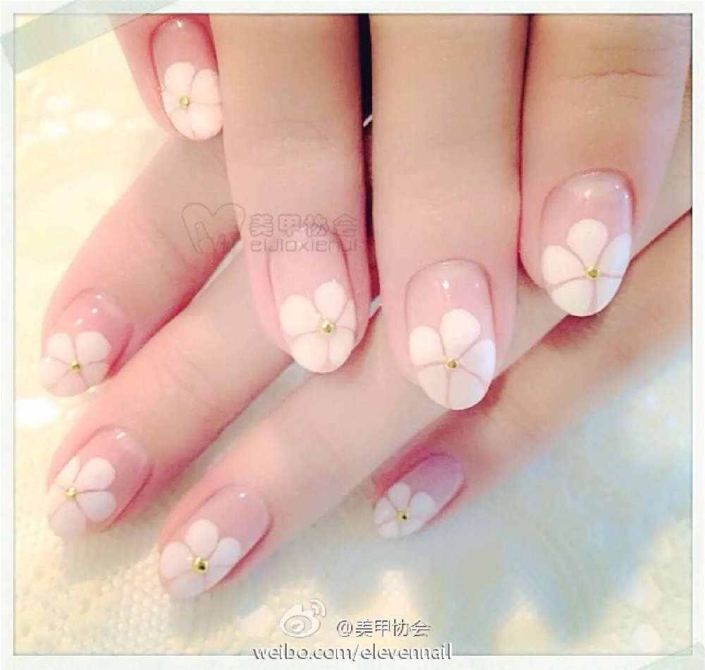 白 花 美甲