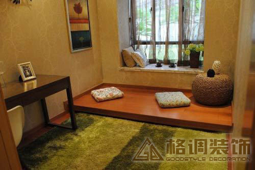 【清新阳台布置篇】带书桌与小木板床的房间，既是作书房也是作休憩的好地方。 其次说下，小编教你5个布置阳台的方案： 1、给阳台量身打造一个放置洗衣机的空间，能释放出不少的室内空间，省下不少事。上方的空闲之地放上一个收纳橱柜刚刚好，如果可以设计一个晾衣架也挺不错。反正阳台的阳光正合适。