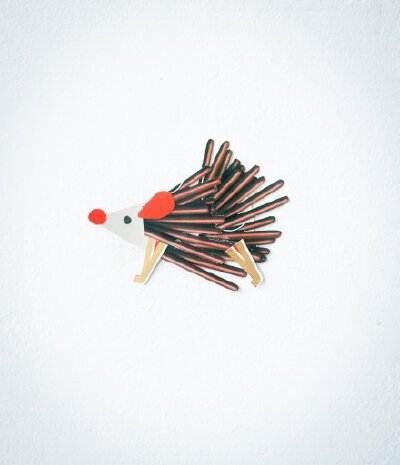一位日本插画师的业余活动居然是用吃完的零食包装制作“零食人”！经过一系列组合拼接，变废为宝，生动有趣。