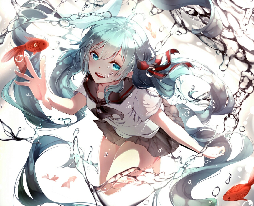 科普bottle miku：ボトルミク（瓶 miku）是初音未来的二次创作后诞生的角色。由画师 PAR 设计。瓶 miku 的头发是纤维状的水，头发里面养了一条名字叫「鱼吉」的鹦鹉。是穿着清爽的水手服的初音未来的衍生