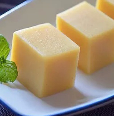  【豌豆黄】 1.豌豆粉中倒入250g清水，搅拌均匀后将其过滤 2.滤出的豌豆浆备用 3.锅中倒入250g清水，煮开后加入白糖 4.糖化开后转小火，倒入碗豆浆，并不停的搅拌 5.一直熬到比较粘稠，成糊糊状，大约10-15分钟 6.…