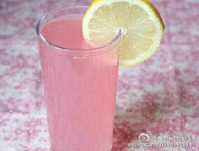 【怎么瘦小腹】每天早上起来，第一件事，就是空腹喝一杯蜂蜜柠檬水。柠檬可以清热减肥，美白皮肤。蜂蜜对女人的作用更不用说了。只要3天就见效了，没有任何副作用。注意：1.水要是冷的，不要热的，也不要温的。因为…