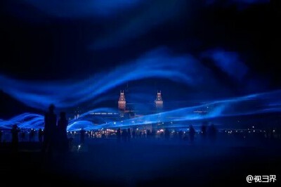 【水与灯的装置艺术：Waterlicht】阿姆斯特丹博物馆广场，Studio Roosegaarde通过最新的LED技术和软件、透镜等，打造出了这一梦幻的时刻，这一刻水的能量变得富有诗意，浪漫而难忘。 …