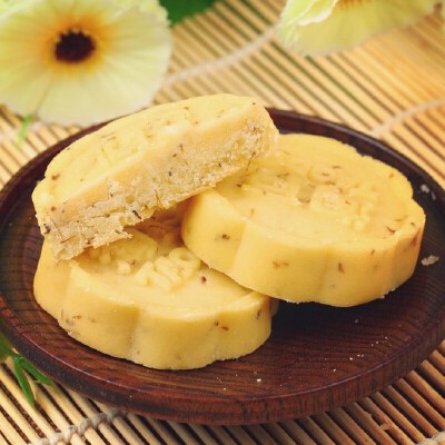 『桂花绿豆糕』 用料 绿豆面1500克 白砂糖150克 糖桂花50克 桂花酱50克 做法 将绿豆粉、绵白糖、甜桂花共纳盘加适量清水混合拌匀；在笼屉内衬两层纸，然后放进搓好的绿豆粉铺开，厚约3.5厘米，上面再盖上一层纸略加…