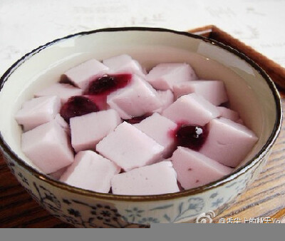 【蓝莓豆腐】1.栗子粉分少量多次加清水搅拌至无结块的糊状;2.琼脂用清水完全泡发;3.一杯热豆浆和栗子糊倒入2中;4.加冰糖中火将琼脂完全煮化;5.待温凉后倒入蓝莓酱拌匀并入保鲜盒,自然凝固;6.凝固的蓝莓豆腐切成块状…