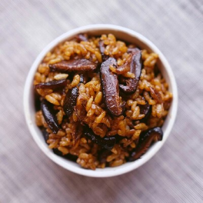 冰箱里什么都没有的时候，靠剩饭和香菇干就能搞定一顿 【香菇油饭】。香菇温水泡软切丁。半碗泡香菇的水，加两大勺生抽、一勺老抽、少许料酒、少许糖调成酱汁。热油锅炒香菇丁和虾皮，倒酱汁，中小火加热，倒入冷饭…