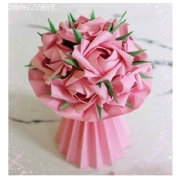 手捧玫瑰花