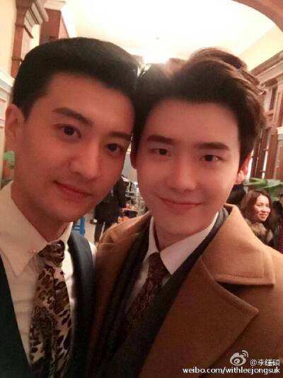 李钟硕2月12日微博更新: 유학 온 한국 동생이랑 연기하느라 고생 많은 착한 형아들이랑.