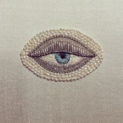 「我什麼也沒做，我只是打開你的雙眼，讓你看見你原本就知道的事情。」摘自《被遺忘的花園》。圖來源：www.theyallhateus.com
