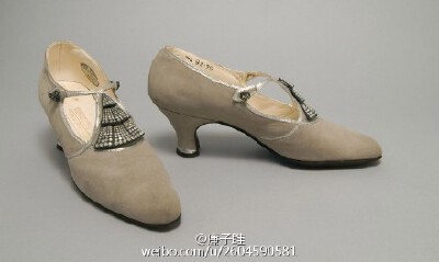 分享一組20年代鞋子。