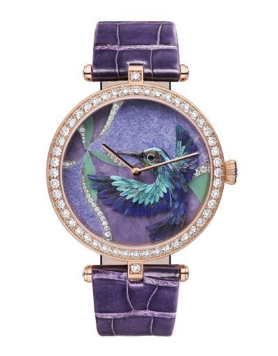 Van Cleef & Arpels 在今年 Watches & Wonders 上的亮点依然是高级珠宝表——「Extraordinary Dials」将天然的羽毛镶嵌成飞鸟的图案；「Peau d’Âne Forêt enchantée」以精妙细致的宝石镶嵌呈现出童话故事中的自然美…