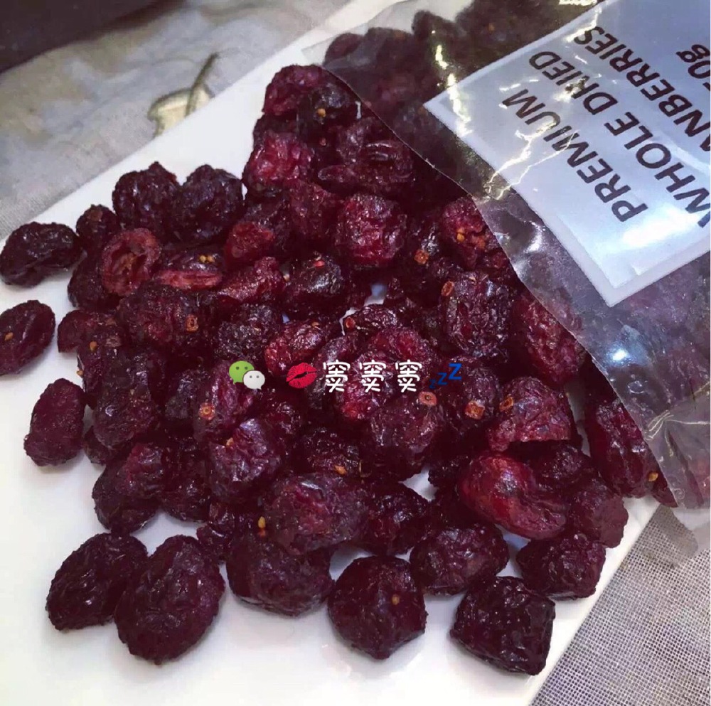 吃了会变美的的零食要多吃天然整粒蔓越莓干250g零食新宠，每颗是饱满整粒蔓越莓干！蔓越莓干不仅是妇科圣品，可放进酸奶，用做烘焙材料，可做蔓月梅蛋糕！还可以拌沙拉，低卡低脂 酸酸甜甜 100%纯天然，颗颗精选，口感微酸～根本停不下来微：panda112630